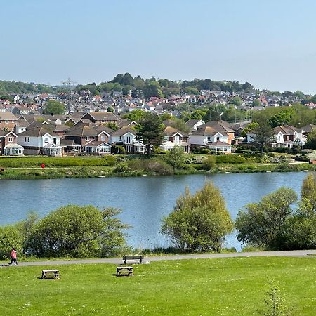 Modern 1 Bed Apartment Next To Beach And Golf Course Llanelli Bagian luar foto