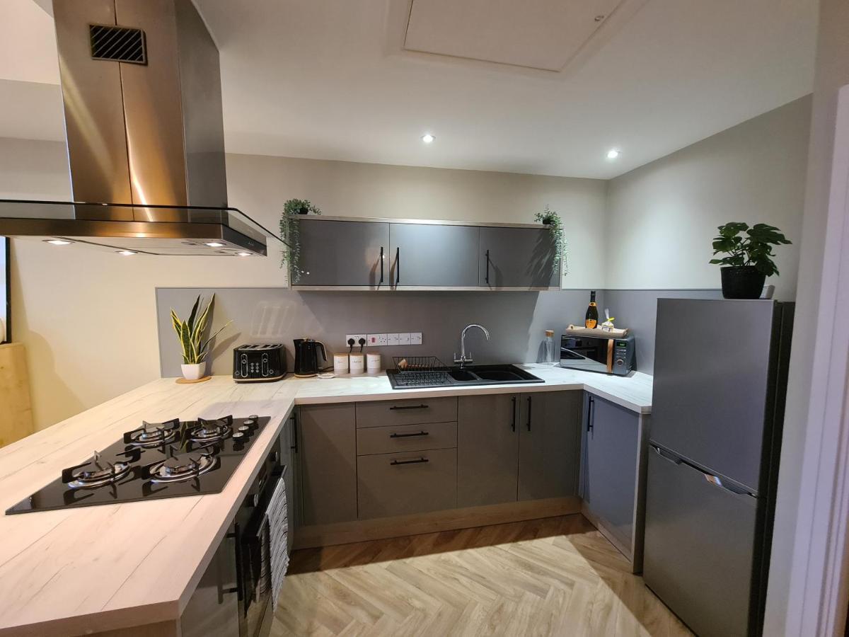 Modern 1 Bed Apartment Next To Beach And Golf Course Llanelli Bagian luar foto