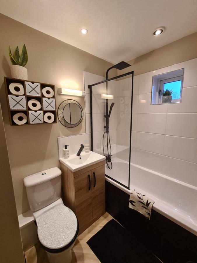 Modern 1 Bed Apartment Next To Beach And Golf Course Llanelli Bagian luar foto