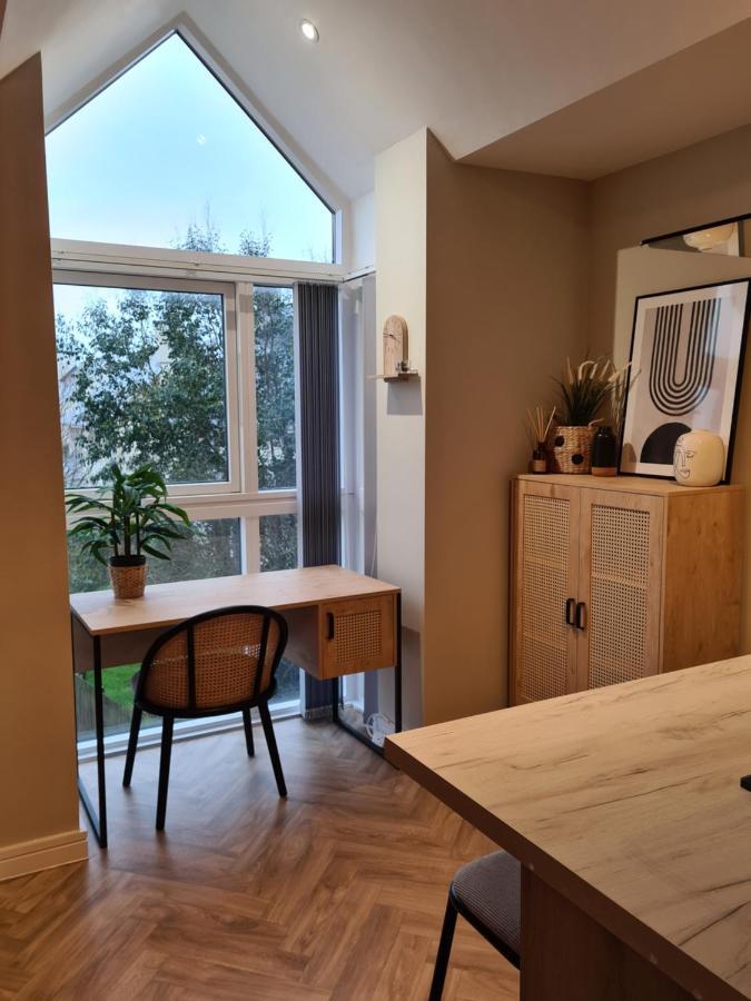 Modern 1 Bed Apartment Next To Beach And Golf Course Llanelli Bagian luar foto