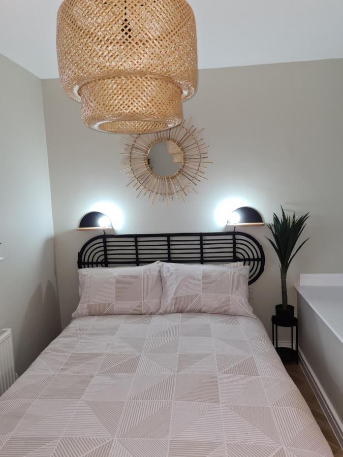 Modern 1 Bed Apartment Next To Beach And Golf Course Llanelli Bagian luar foto