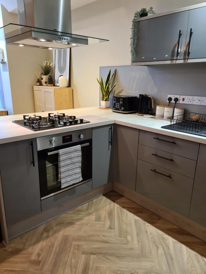 Modern 1 Bed Apartment Next To Beach And Golf Course Llanelli Bagian luar foto