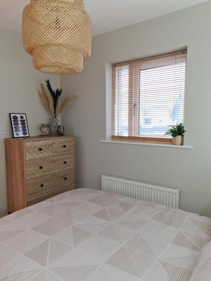 Modern 1 Bed Apartment Next To Beach And Golf Course Llanelli Bagian luar foto