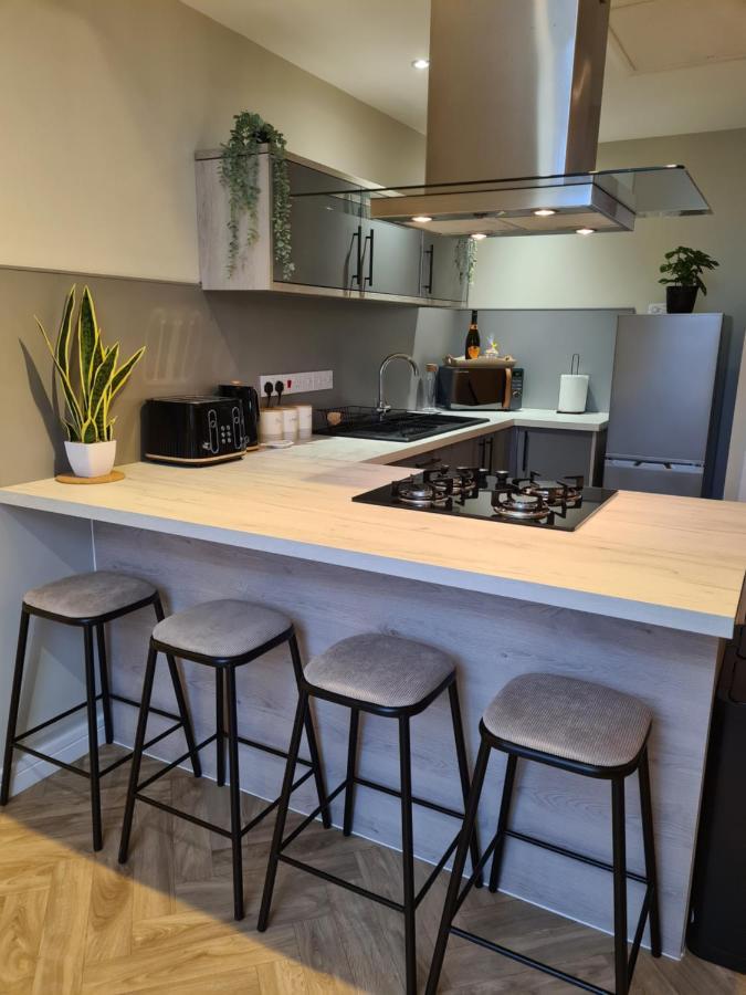 Modern 1 Bed Apartment Next To Beach And Golf Course Llanelli Bagian luar foto