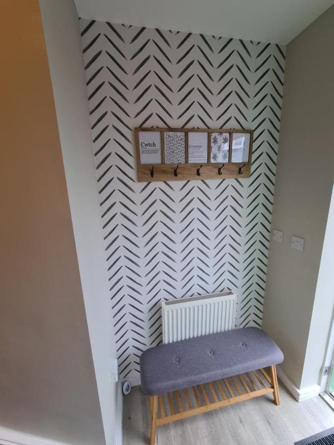 Modern 1 Bed Apartment Next To Beach And Golf Course Llanelli Bagian luar foto