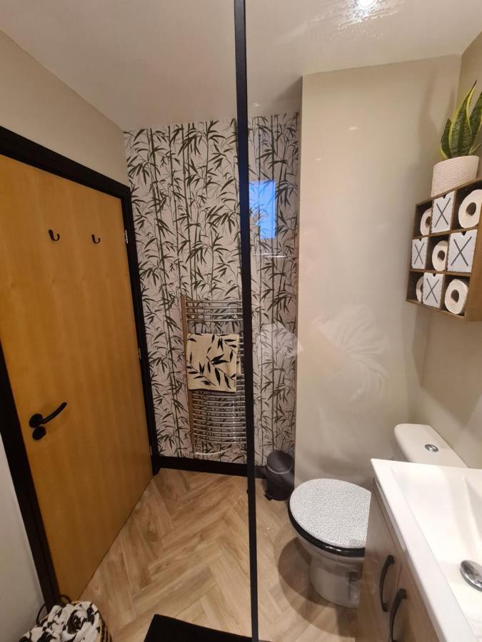 Modern 1 Bed Apartment Next To Beach And Golf Course Llanelli Bagian luar foto
