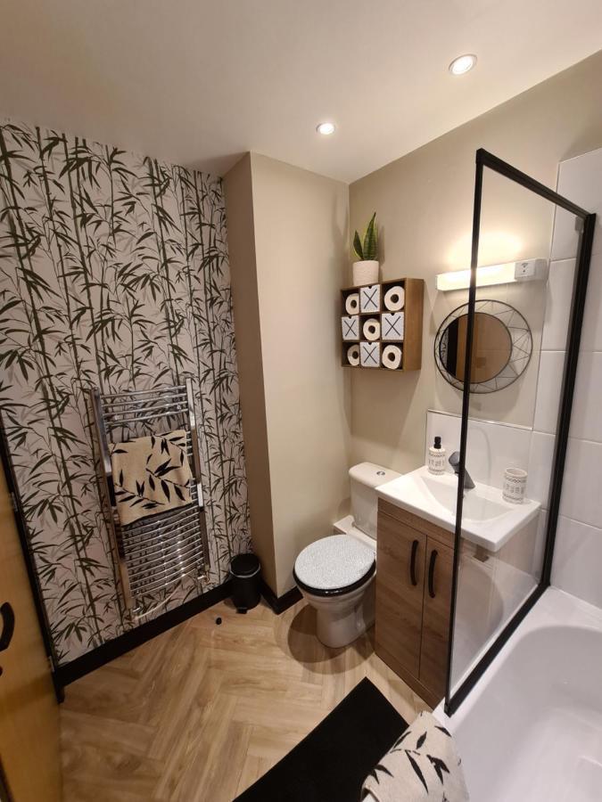 Modern 1 Bed Apartment Next To Beach And Golf Course Llanelli Bagian luar foto