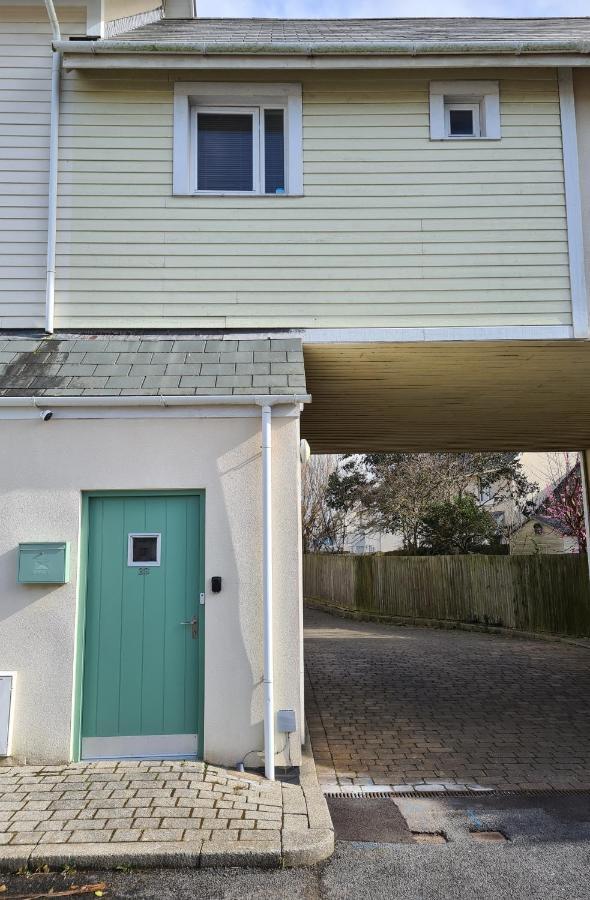 Modern 1 Bed Apartment Next To Beach And Golf Course Llanelli Bagian luar foto