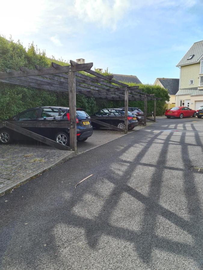 Modern 1 Bed Apartment Next To Beach And Golf Course Llanelli Bagian luar foto