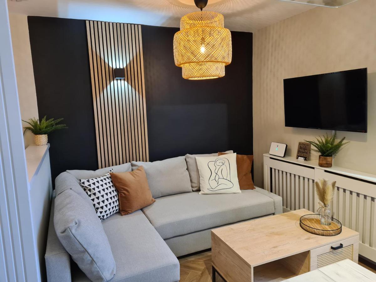 Modern 1 Bed Apartment Next To Beach And Golf Course Llanelli Bagian luar foto