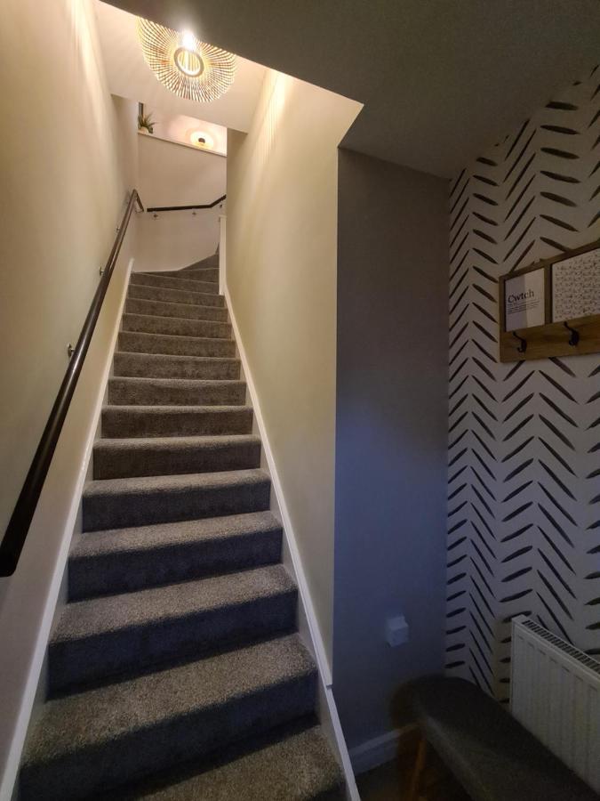 Modern 1 Bed Apartment Next To Beach And Golf Course Llanelli Bagian luar foto