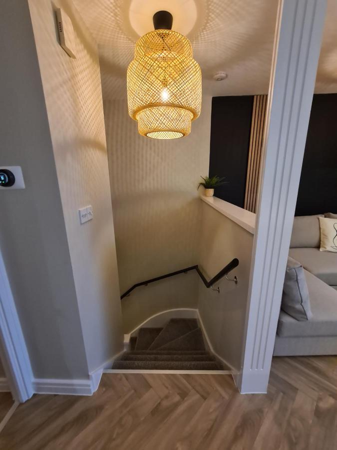 Modern 1 Bed Apartment Next To Beach And Golf Course Llanelli Bagian luar foto