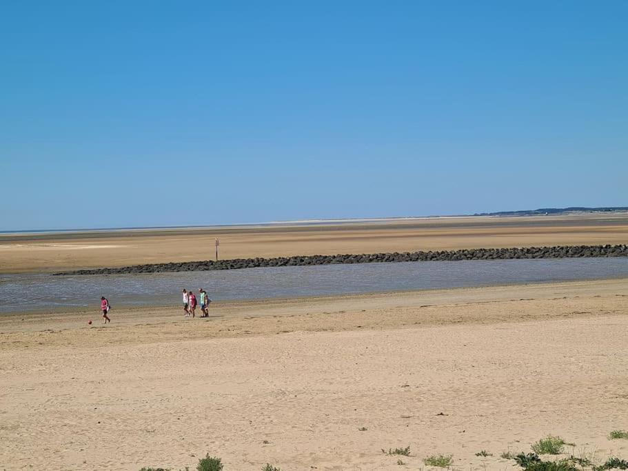 Modern 1 Bed Apartment Next To Beach And Golf Course Llanelli Bagian luar foto
