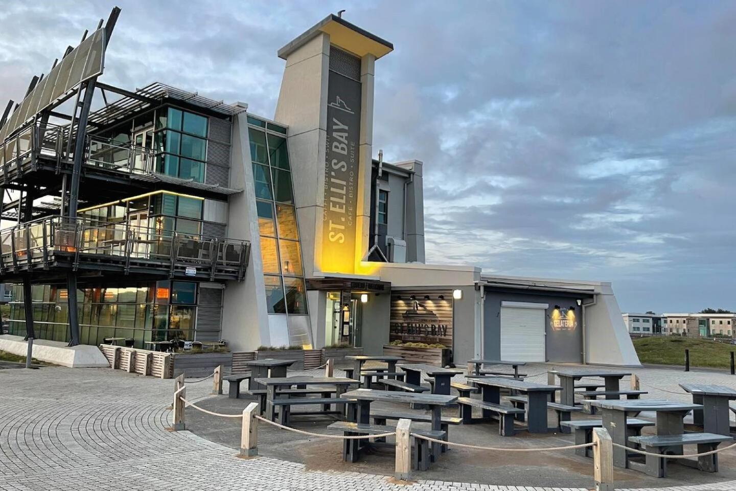 Modern 1 Bed Apartment Next To Beach And Golf Course Llanelli Bagian luar foto