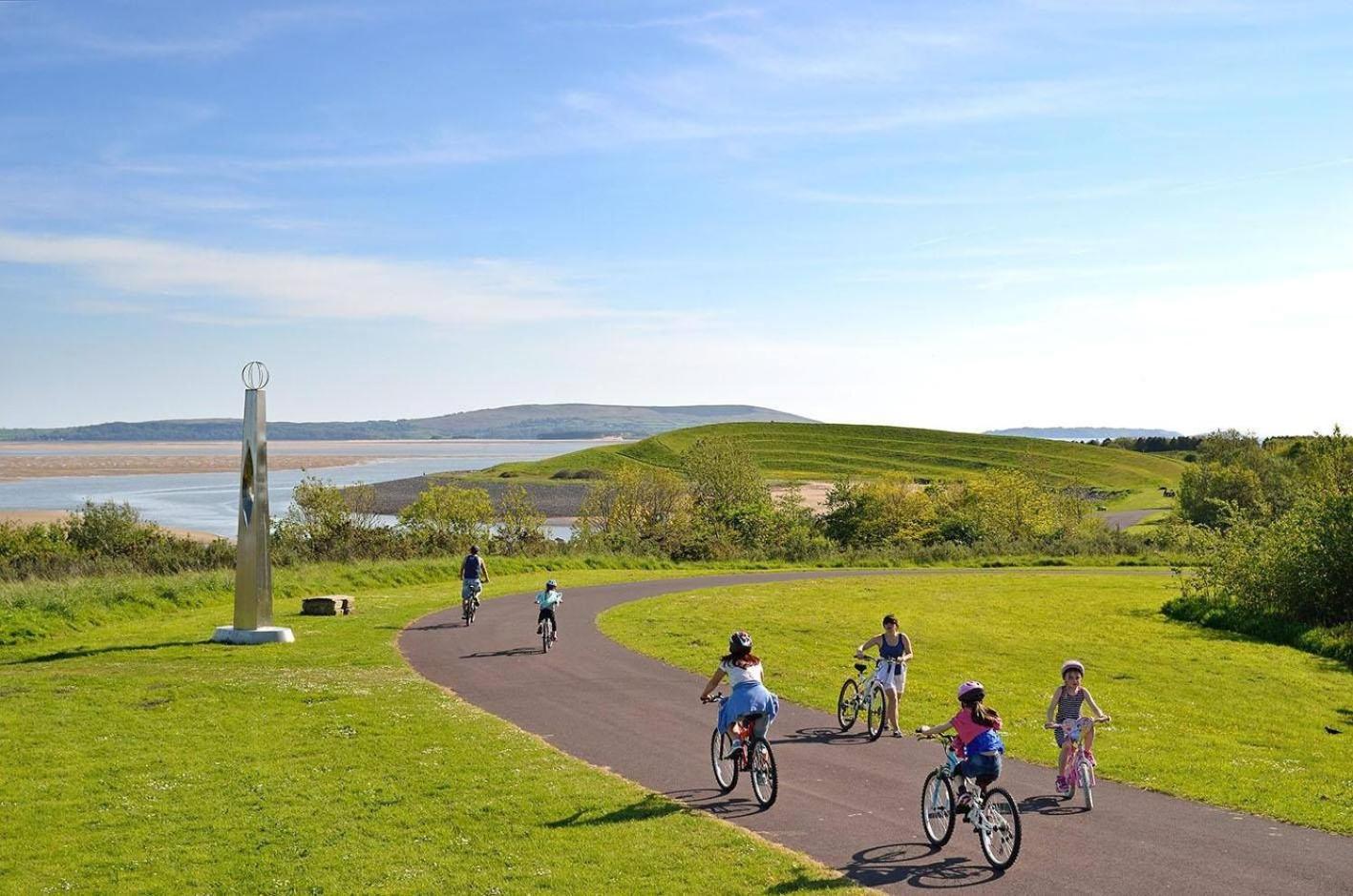 Modern 1 Bed Apartment Next To Beach And Golf Course Llanelli Bagian luar foto