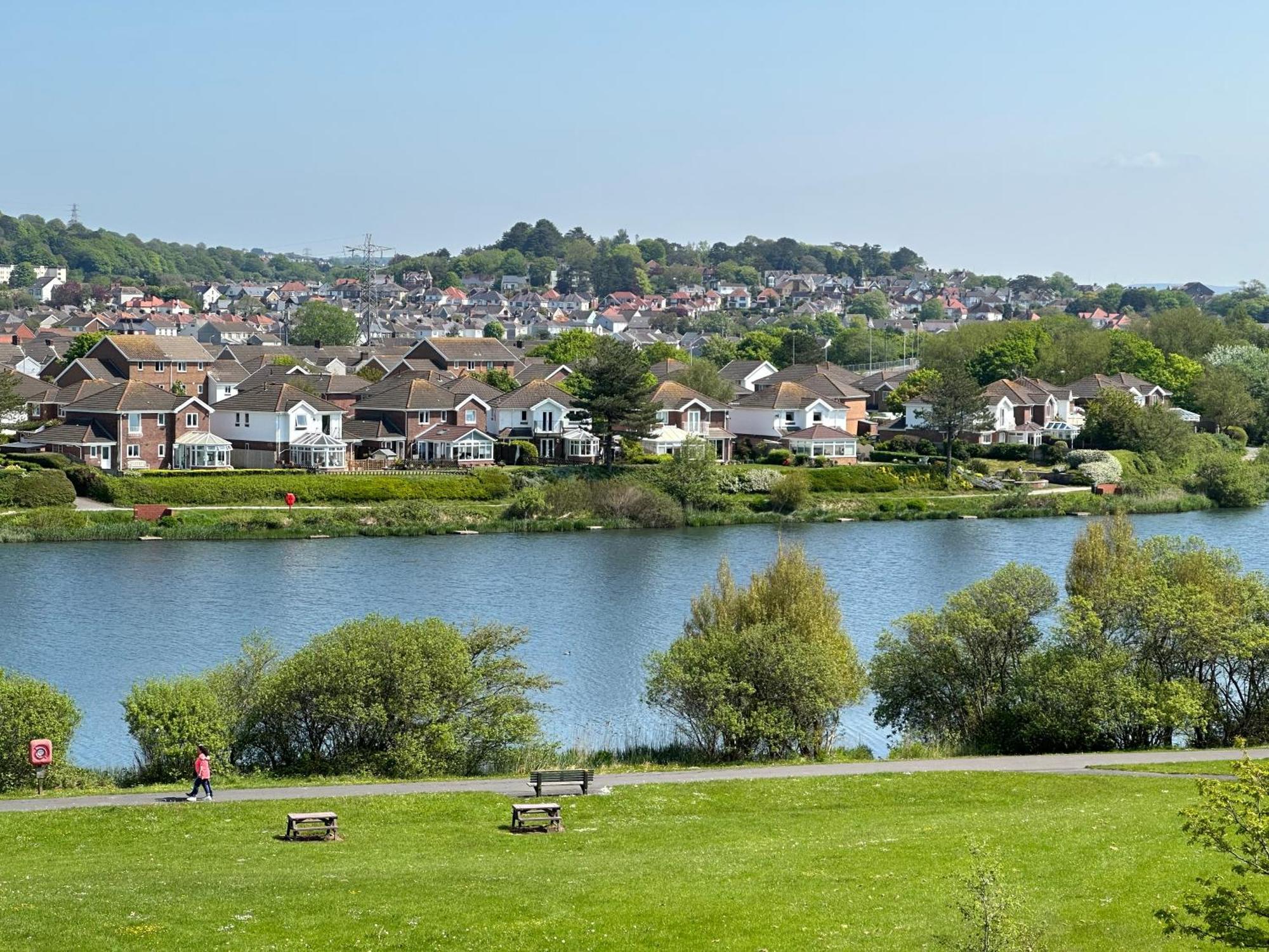 Modern 1 Bed Apartment Next To Beach And Golf Course Llanelli Bagian luar foto